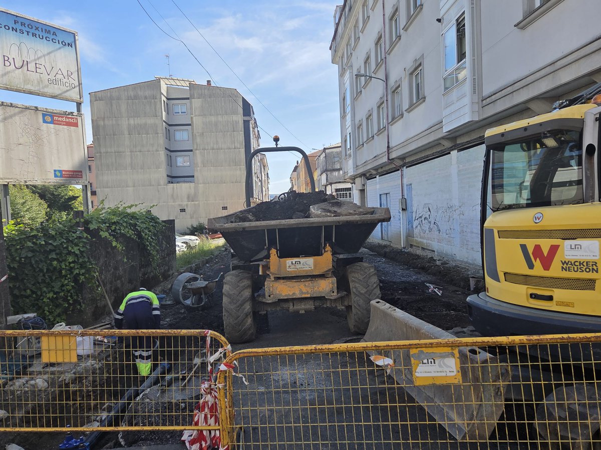 galicia_diario's tweet photo. #Galicia, #Melide | O Concello executa obras de mellora da pavimentación e da seguridade viaria na Avenida de América: a actuación, licitada por 181.500 euros, desenvólvese tamén nas rúas Fernández Flórez, Alfonso Castelao e Magallanes / @Concello_Melide https://t.co/kMsx3cn1ie