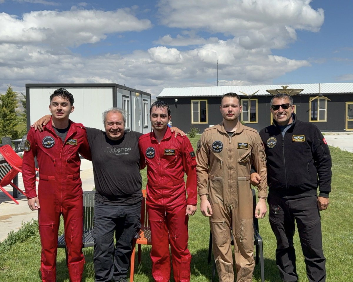 karataypilotaj's tweet photo. İlk yalnız uçuşlarını başarıyla tamamlayan öğrenci pilotlarımızı tebrik ediyor, başarılarının devamını diliyoruz. ✈️👏🏻

👨🏻‍✈️ Ahmet Ali Boyraz
👨🏻‍✈️ Hüseyin Furkan Karakurt
👨🏻‍✈️ Arda İçen

#KTOKaratayÜniversitesi #Pilotaj #İlkYalnızUçuş https://t.co/xeTl34ENWo