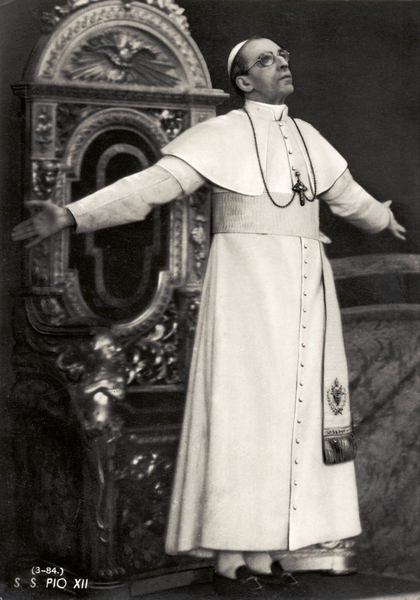 paracleto4's tweet photo. “Supponiamo, caro amico, che il Comunismo (uno degli “errori della Russia” menzionati dal Messaggio di Fatima) sia solo il più visibile degli strumenti di sovversione usati contro la Chiesa e le tradizioni della
Rivelazione Divina… 

Sono preoccupato per i messaggi della Beata Vergine a Lucia di Fatima. Questo insistere di Maria riguardo ai pericoli che minacciano la Chiesa è un avvertimento divino contro l’atto suicida di alterare la Fede nella Sua Liturgia, la Sua Teologia e la Sua anima... 

Sento tutto intorno a me questi innovatori che desiderano smantellare la Sacra Cappella, distruggere la fiamma universale della Chiesa, rigettare i suoi ornamenti e farla sentire in colpa per il Suo passato storico… 

Verrà un giorno in cui il mondo civilizzato negherà il proprio Dio, quando la Chiesa dubiterà come dubitò Pietro. Sarà allora tentata di credere che l’uomo è diventato Dio. Nelle nostre chiese, i Cristiani cercheranno invano la lampada rossa dove Dio li aspetta. Come Maria Maddalena, in lacrime dinanzi alla tomba vuota si chiederanno: ‘Dove Lo hanno portato?’.”

Cardinale Eugenio Pacelli (futuro Papa Pio XII) all’epoca in cui era ancora Segretario di Stato di Papa Pio XI. Tratto dal libro "Pius XII Devant L’Histoire", pp. 52, 53.