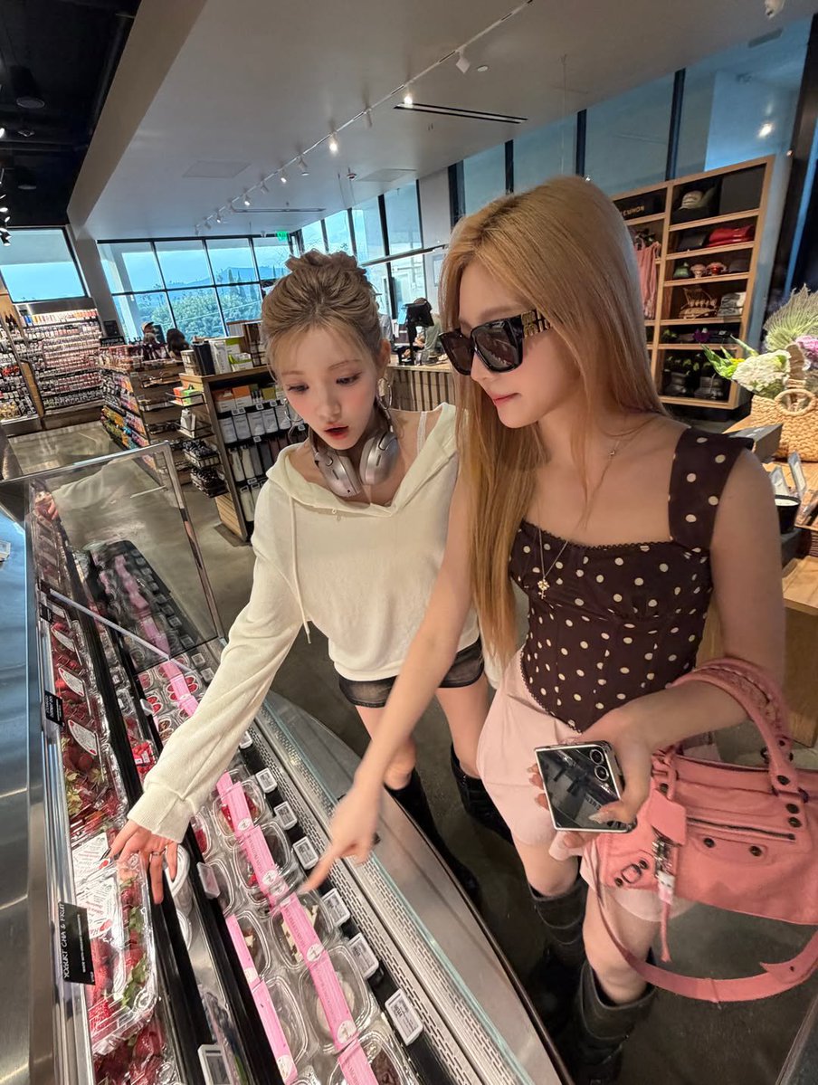 jjaeyride's tweet photo. this nyutella pic is giving "mau ini" "mau itu" gf and her "iya udah ambil aja sayang" gf https://t.co/OWldNubtYB