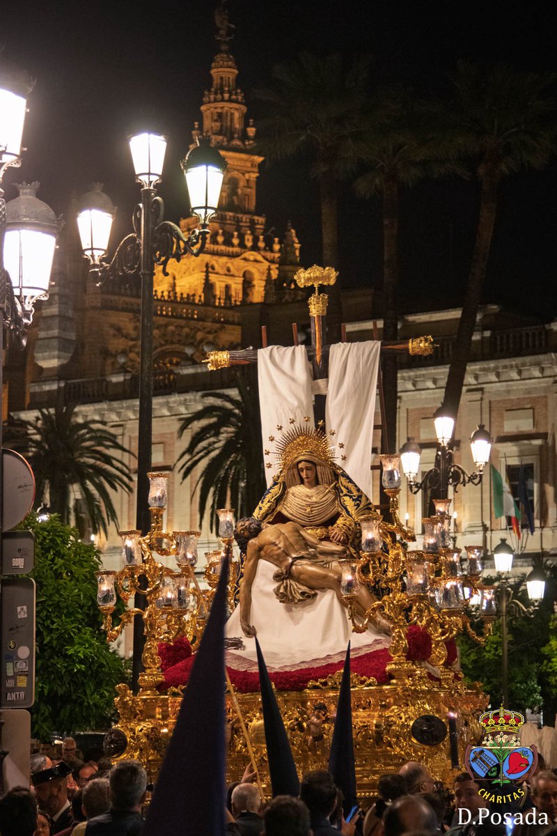 HdadBaratillo's tweet photo. “Y mientras Sevilla calla bajo la noche,
el Baratillo nos recuerda
que la Misericordia de Cristo
siempre descansa en brazos de María.”
#MiercolesSanto2026
#AzulBaratillo
📸 @dposadaq https://t.co/LQhNkpWBjV