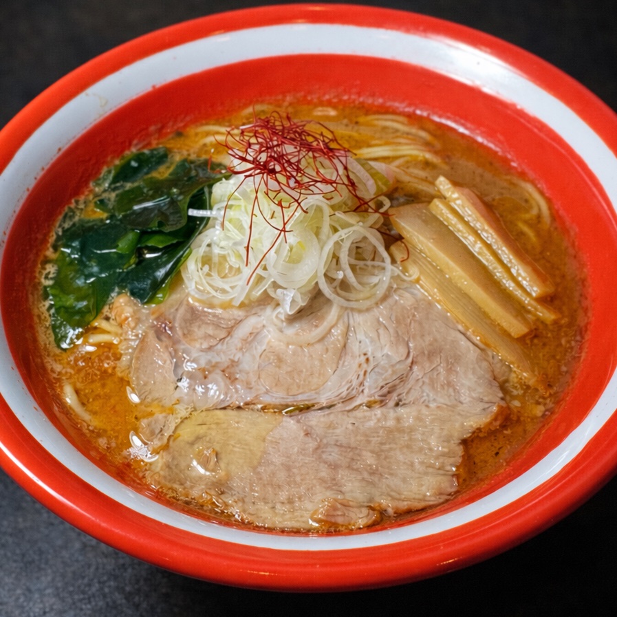 ym_ramen's tweet photo. 【第2陣｜麺家大威】

八街！激うま！ラーメン祭
5/22(金)〜5/24(日)は第2陣🍜🔥

新潟から登場！
麺家大威が提供するのは

伊勢海老味噌豚骨ラーメン！！

高級伊勢海老の芳醇な旨味と
濃厚豚骨のコク。
これは一口目から贅沢です。

八街でぜひ！！

#八街激うまラーメン祭
#麺家大威
#八街
#ラーメンフェス