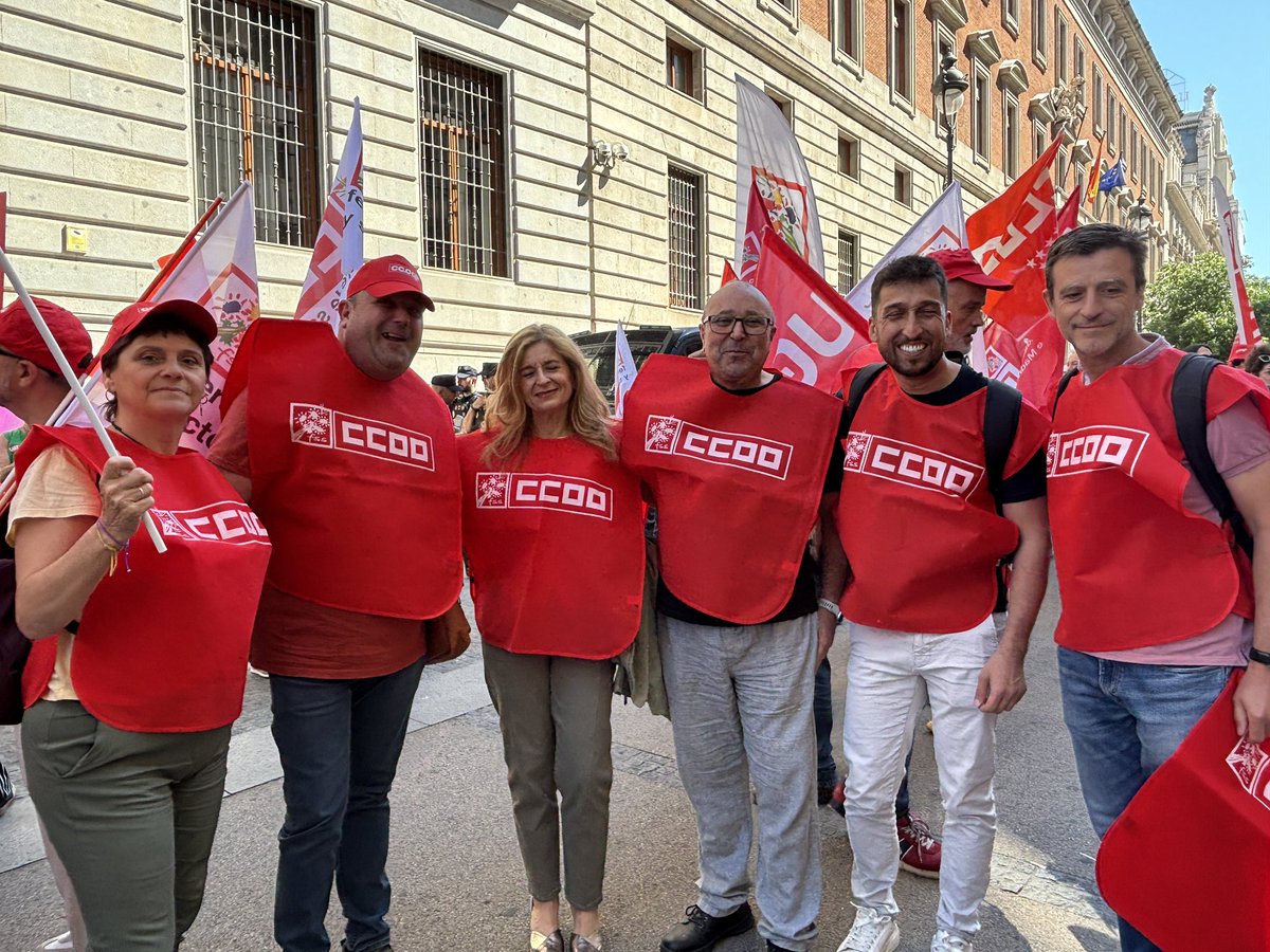 Sanitat_CCOOPV's tweet photo. 📢Hoy nos concentramos en Madrid frente al Ministerio de Hacienda porque el personal Técnico Medio y Técnico Superior del SNS ya no puede más. Exigimos la reclasificación profesional YA para poner #PuntoYFinal https://t.co/Bnh39M0cmo