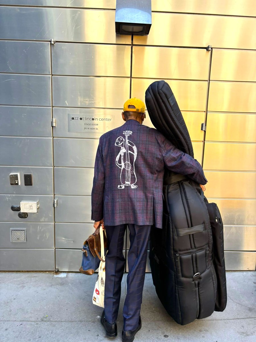 realsnowmilk's tweet photo. RON CARTER X SNOW MILK 🎻🥤

Custom 1 of 1 Individually Numbered wearable art blazer created for jazz legend @RonCarterBass 

Available in Black, Navy Blue, &amp; Grey
Men’s &amp; Women’s Fit • XS–5XL

🥤 Shop The Blazer:
https://t.co/qhITWN9GTa

#RonCarter #SnowMilk #WearableArt https://t.co/yqKND5sJfC