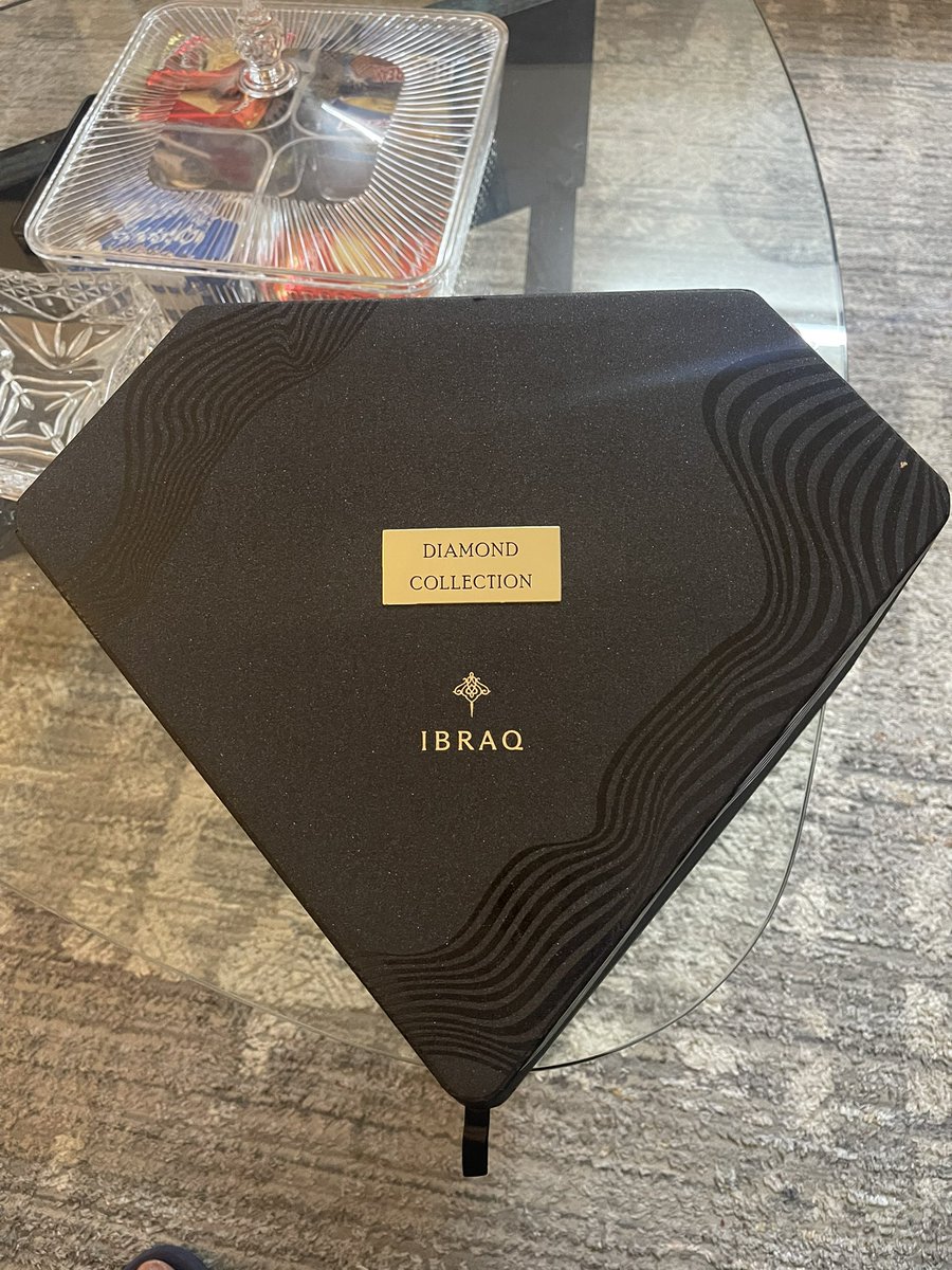 luminara85's tweet photo. @ibraqperfumes 
تواصلت معكم منذ أول أمس مباشرة بعد استلام الطلب
وأبلغتكم بوجود عبوة مكسورة داخل البوكس
بالإضافة إلى عبوة أخرى البخاخ فيها لا يعمل
حتى الآن لم يتم حل المشكلة وخدمة العملاء تتأخر في الرد وكل يوم يبدأ بنفس الأسئلة دون أي إجراء واضح
أريد حل مشكلتي بشكل أسرع https://t.co/ZET472FelU