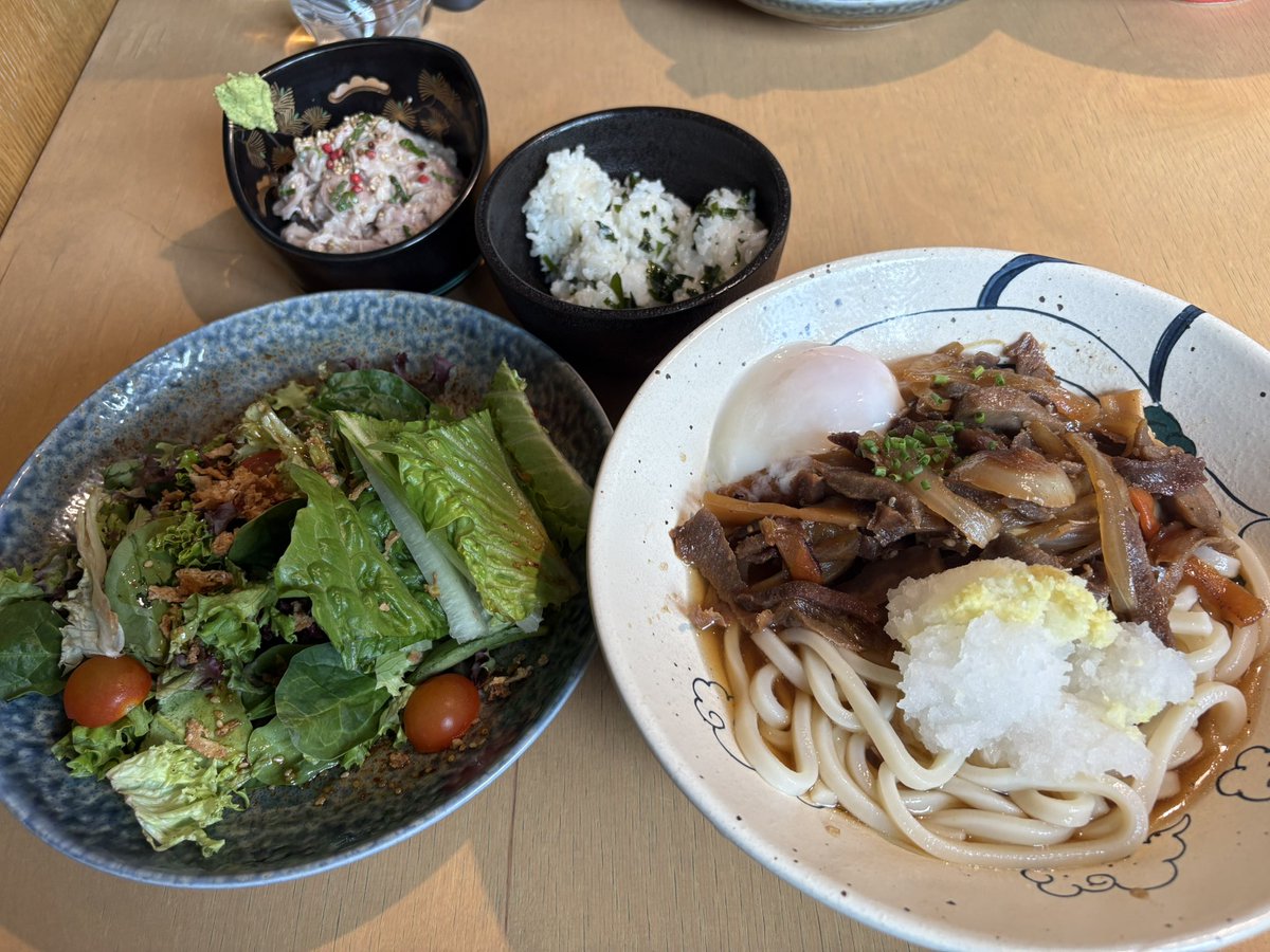 CenterIppon's tweet photo. 鬼おろしぶっかけうどん！！！
小鉢はわかめご飯とロースの端材の冷しゃぶ https://t.co/B7iLE46pIZ