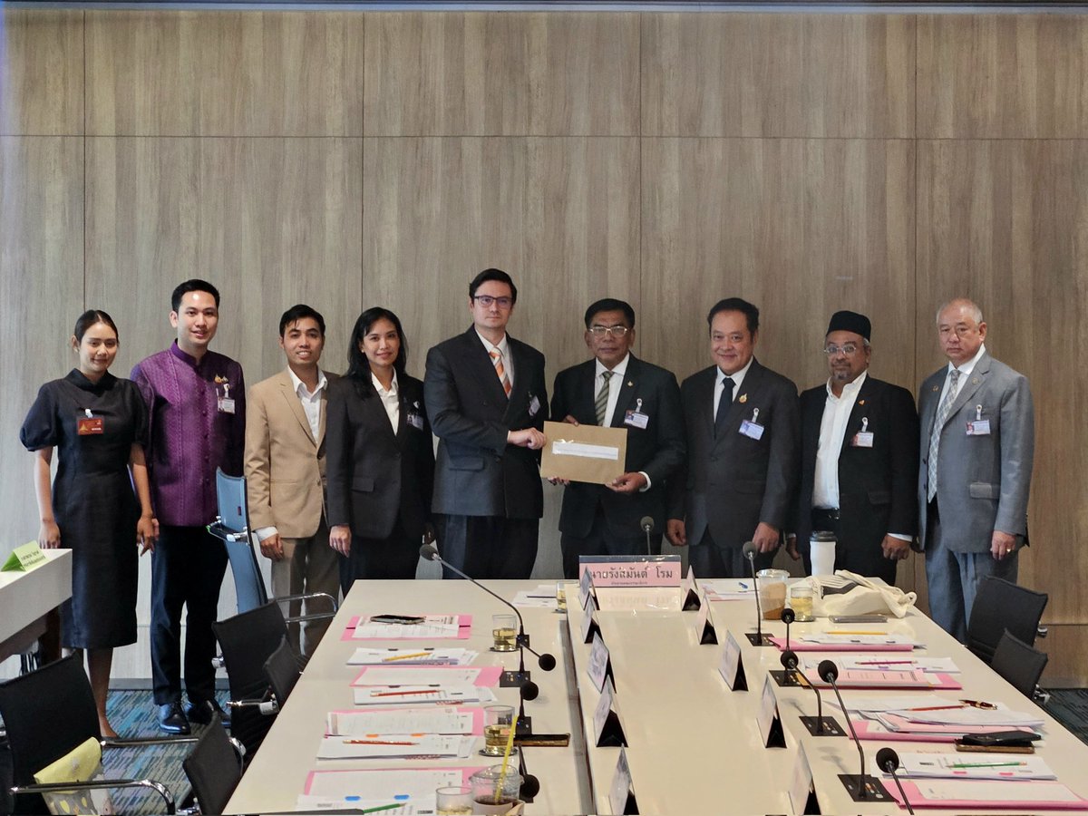 RangsimanRome's tweet photo. วันนี้ (21 พฤษภาคม 2569) ผมทำหน้าที่ประธานการประชุมคณะกรรมาธิการการกฎหมาย การยุติธรรมและสิทธิมนุษยชน เพื่อรับฟังปัญหาสิทธิมนุษยชนและกระบวนการยุติธรรมจากหน่วยงานรัฐ ภาคประชาชน และองค์กรด้านสิทธิมนุษยชน 

ประเด็นสำคัญที่มีการหารือ ได้แก่
• การผลักดันกฎหมาย Anti-SLAPP เพื่อยุติการใช้คดีปิดปากประชาชน นักกิจกรรม และสื่อมวลชน 
• ข้อเสนอให้ยกเลิกโทษอาญาคดีหมิ่นประมาท และเปิดช่องให้ยุติคดีได้ตั้งแต่ชั้นสอบสวน หากเป็นการฟ้องเพื่อคุกคามประชาชน
• ความล่าช้าในการบังคับใช้ พ.ร.บ.อุ้มหายฯ และการติดตามคดีทรมาน-อุ้มหายที่ยังไม่มีความคืบหน้า
• ปัญหาการใช้กฎหมายพิเศษในจังหวัดชายแดนภาคใต้ รวมถึงข้อกังวลเรื่องการเก็บ DNA และการใช้อำนาจที่กระทบสิทธิเสรีภาพของประชาชน
• สถานการณ์ในห้องกัก ตม. ที่ยังเผชิญปัญหาความแออัด การกักตัวโดยไม่มีกำหนด และปัญหาบุคคลไร้สัญชาติ
• แนวทางยกระดับมาตรฐานสิทธิมนุษยชนของตำรวจ ทั้งเรื่อง body cam การควบคุมตัว และการเพิ่มตำรวจหญิงในคดีอ่อนไหว
• ความท้าทายใหม่ด้านสิทธิมนุษยชน เช่น อาชญากรรมไซเบอร์ AI และปัญหานอมินีถือครองที่ดินโดยกลุ่มทุนต่างชาติ

ทางคณะกมธฯ ขอขอบคุณ คณะกรรมการสิทธิมนุษยชนแห่งชาติ, สภาความมั่นคงแห่งชาติ, กระทรวงยุติธรรม, สำนักงานตำรวจแห่งชาติ และ International Commission of Jurists ที่ได้ร่วมมาหารือและรายงานข้อมูลเกี่ยวกับสถานการณ์สิทธิมนุษยชนในประเทศไทย รวมถึงแนวทางการปฏิรูปกฎหมายและกระบวนการยุติธรรมให้สอดคล้องกับมาตรฐานสิทธิมนุษยชนสากล ต่อคณะกมธฯ ในวันนี้ครับ

นอกจากนี้ กมธ. ยังได้รับเรื่องร้องเรียนจากประชาชนในหลายประเด็นสำคัญ เช่น
• คณะกรรมการนักนิติศาสตร์สากล (ICJ) และเครือข่ายภาคประชาชนที่ได้รับผลจากดำเนินคดีฟ้องปิดปาก (SLAPP) และการขึ้นบัญชีเฝ้าระวังโดยหน่วยงานความมั่นคงได้รวบรวมข้อร้องเรียนเพื่อนำมาเสนอต่อกรรมาธิการ 
• ปัญหาการบังคับคดี ที่ประชาชนแม้ชนะคดีแล้ว แต่กลับไม่สามารถเข้าถึงข้อมูลทรัพย์สินของลูกหนี้จากสถาบันการเงินได้
• กรณีร้องเรียนความล่าช้าและข้อกังวลเรื่องความโปร่งใสในการสืบสวนคดีพยายามลอบสังหาร สส. กมลศักดิ์ ลีวาเมาะ

กมธ. จะติดตามทุกประเด็นอย่างต่อเนื่อง ทั้งในเชิงนโยบาย การแก้กฎหมาย และการลงพื้นที่ เพื่อให้กระบวนการยุติธรรมไทยเป็นธรรม โปร่งใส และเคารพสิทธิมนุษยชนของประชาชนอย่างแท้จริงต่อไปครับ ซึ่งในวันพรุ่งนี้ทางคณะกมธ. จะเดินทางไปยังเรือนจำพิเศษกรุงเทพเพื่อติดตามเรื่องการจัดการและการพัฒนาคุณภาพของเรือนจำครับ