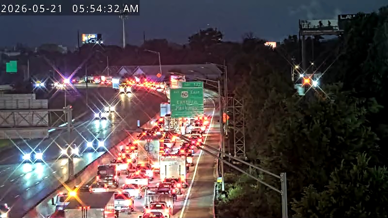 502Traffic's tweet photo. Accident I-65NB at Crittenden has the right 2 lanes blocked. This is causing a huge issue back to the Watterson. https://t.co/EIgre6U5Ms
