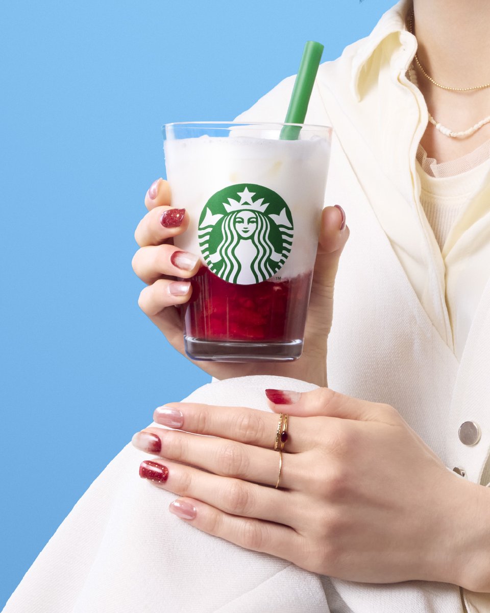 Starbucks_J's tweet photo. 5/11より発売中！
💅ohora + STARBUCKS☕

セルフジェルネイルブランド「ohora（オホーラ）」( @ohora_jp )との
コラボレーションアイテム、
もうチェックしていただけましたか？💓

スターバックスのビバレッジから着想を得た、全3種のデザイン。
さらに、コラボレーション仕様のネイルパーツシールが
全6種×2ピース：合計12ピース付属しています。

ベアリスタやホイップクリーム、カップ、スターなど、
スターバックスの象徴的なモチーフで、
シンプルなネイルも一気に華やかで自分らしい仕上がりに⭐

その日の気分やシーンに合わせて、
あなただけのスターバックスカスタマイズを楽しんでみませんか。

📍スターバックスの公式オンラインストアにて販売中

*本製品は100%ジェル素材を使用しているため、ジェルネイル用LEDランプでの硬化が必要です。
ジェルネイル用LEDランプについては、ohora日本公式ショップにてお買い求めください。

#ohora #スターバックス
#トレンドネイル #おうちネイル #セルフネイル