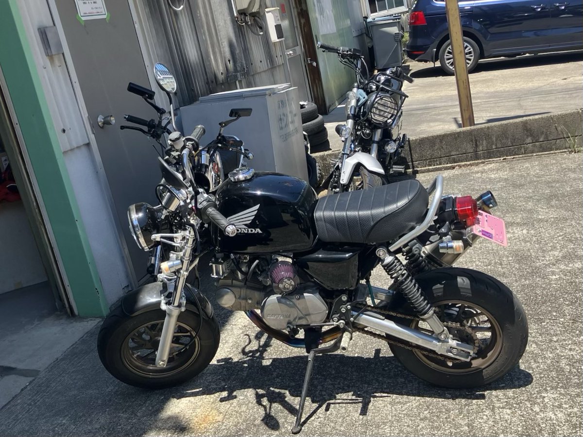 Monky4mini's tweet photo. お客様の10インチゴリラ、ネバーランドのリメイクマシンです。しばらく乗っていなかったし気になる音がするとのことでまずはオイル交換してみようとご来店。オイル交換してメカニックが点検するとエンジンは問題無し。バックステップのボルトとチェーンが少し緩んでいたのが原因だったようです。 https://t.co/Pq5fU52c5g