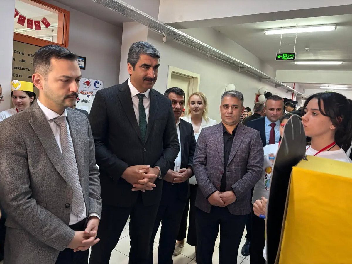 askalebeledyesi's tweet photo. İlçe Kaymakamımız Sn. Emre OĞUZTÜRK, Belediye Başkanımız Sn.Şenol POLAT, İlçe Milli Eğitim Müdürümüz Sn. Kahraman KARALİ, Öğretmenlerimiz ve öğrencilerimiz katılımlarıyla Koçak İlk-Ortaokulu TÜBİTAK 4006 Bilim Fuarı kapsamında hazırlanan projeleri yerinde inceledik. https://t.co/K8BcVRGSfA