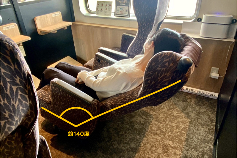 jumbo_ferry's tweet photo. 「あおい」船首側にあるコンパートメント💺
リクライニング席を3席備えた快適空間です✨

シートは深く倒せるので、昼便はもちろん、実は夜行便にもぴったり🌙
ゆったり足を伸ばして、落ち着いた時間を過ごせます！

ご乗船の際は、ぜひチェックしてみてください🚢
https://t.co/AFo2UHtwbO https://t.co/DRbjg3xzps