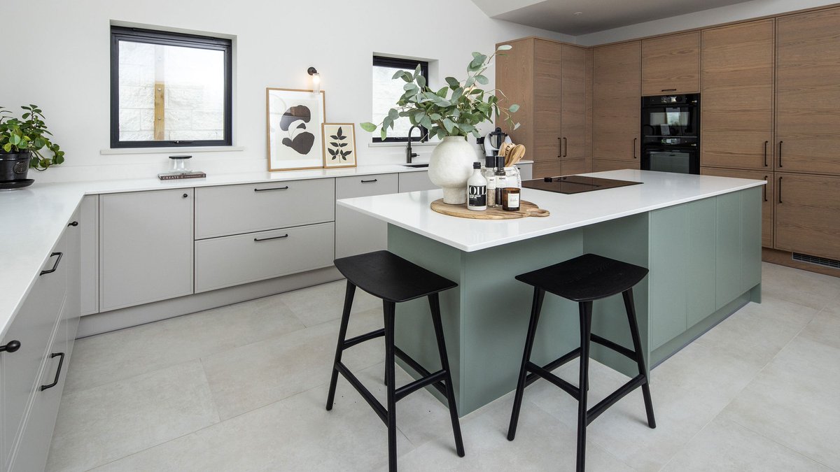 stonehamkitchen's tweet photo. A soft, gentle colour palette brings a calm feel to this Scandi-style kitchen. Clever storage solutions keep the space feeling uncluttered and organised including a central island and standalone pantry cupboard/

Discover the project here: https://t.co/IkQrq9eXww https://t.co/UVIpjwyfP6