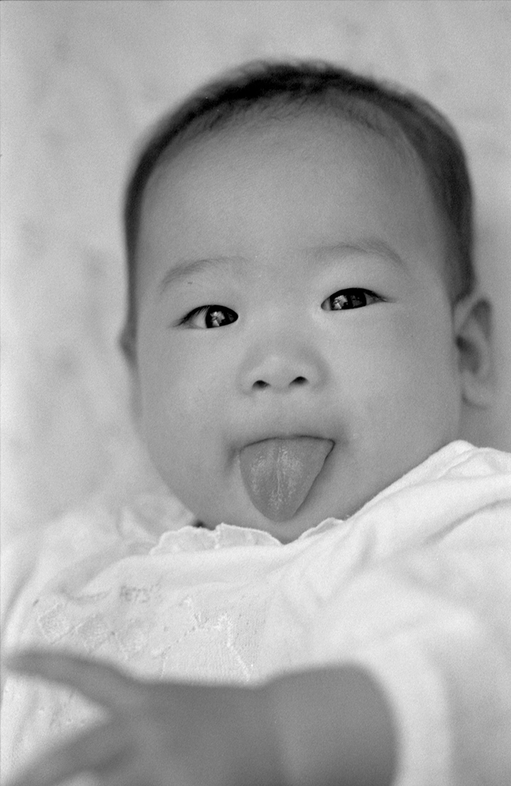 HiroshiOhno's tweet photo. 昔撮影した友人の子供たち。懐かしいです。
アインシュタインを彷彿とさせるベロ出しですね。この子も先日結婚しました。おめでとう!
#モノクロ #フイルム #35mm #monochromephoto #TMY https://t.co/kfMpQ79yIA