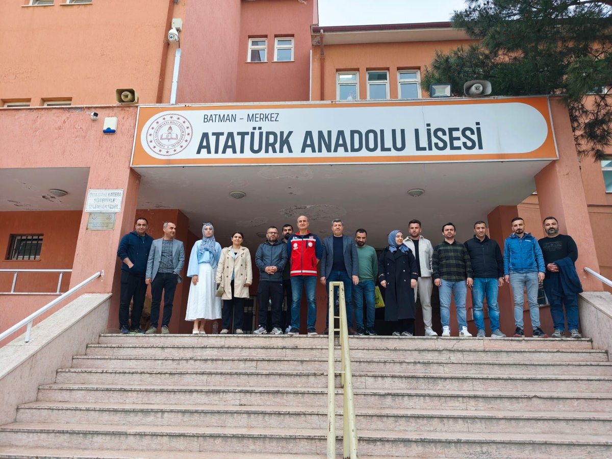 BatmanilMEM's tweet photo. 🚨 Afetlere Karşı Bilinçli ve Hazırlıklıyız

Müdürlüğümüze bağlı okullarda görev yapan yönetici, öğretmen ve personelin; afete hazırlık konusunda bilgi, beceri ve farkındalıklarını artırmak amacıyla “Afet Farkındalık Eğitimi Okul Sorumlusu Kursu” düzenlenmektedir.

Bu kapsamda MEB AKUB ekibimiz tarafından eğitimlere okullarda başlandı:

🏫 Atatürk Anadolu Lisesi
🏫 Millî Eğitim Vakfı Ortaokulu

Eğitimlerle, afet anlarında doğru müdahale, koordinasyon ve bilinçli hareket etme yetkinliklerinin güçlendirilmesi hedefleniyor.

@tcmeb @Yusuf__Tekin @batmanvaliligi @yasarciger