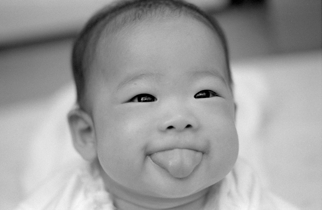 HiroshiOhno's tweet photo. 昔撮影した友人の子供たち。懐かしいです。
アインシュタインを彷彿とさせるベロ出しですね。この子も先日結婚しました。おめでとう!
#モノクロ #フイルム #35mm #monochromephoto #TMY https://t.co/kfMpQ79yIA