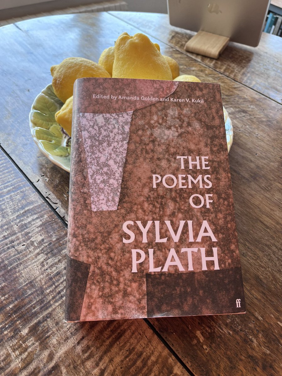 dsamabrams's tweet photo. Un dels llibres més importants del darrer quart de segle!  Els Collected Poems recollia 274 poemes i aquest nou volum té 542 poemes!  Canviarà la nostra visió de la gran poeta!  Gràcies Amanda Golden i Karen K. Kukil i gràcies Faber &amp; Faber! https://t.co/CRCG9M0Q8r