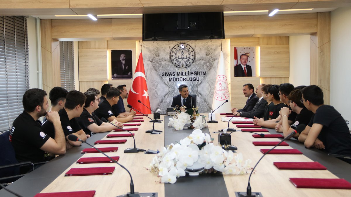sivasmem's tweet photo. Millî Eğitim Bakanlığı Din Öğretimi Genel Müdürlüğü tarafından yürütülen “Evliya Çelebi Öğrenci Değişim Programı” kapsamında ilimize gelen Denizli Hatipzade Veli Başer Fen ve Teknoloji Anadolu İmam Hatip Lisesi öğrenci ve öğretmenleri, Millî Eğitim Müdürümüz Fatih Erdoğan’ı ziyaret etti.

Ziyaretten duyduğu memnuniyeti dile getiren Erdoğan, öğrencilerle bir süre sohbet ederek program kapsamında gerçekleştirilen gezi ve etkinlikler hakkında bilgi aldı. Öğrencilerin farklı şehirlerin tarihî, kültürel ve sosyal değerlerini yakından tanıma fırsatı bulduğunu belirten Erdoğan, “Evliya Çelebi Öğrenci Değişim Programı”nın öğrenciler arasında kardeşlik, dayanışma ve kültürel etkileşimi güçlendirdiğini ifade etti.

@tcmeb 
@Yusuf__Tekin 
@valisimsek 
@erdogan_fatih66