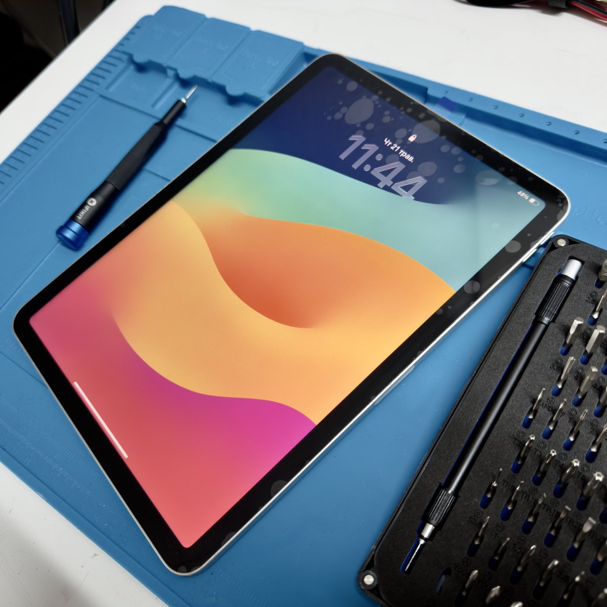 impossible_fix's tweet photo. Replacing the display on the iPad Air 5 (2022, M1 series) tablet.

#apple #ipad #service #ifixit #fix https://t.co/YAoorvFDJW