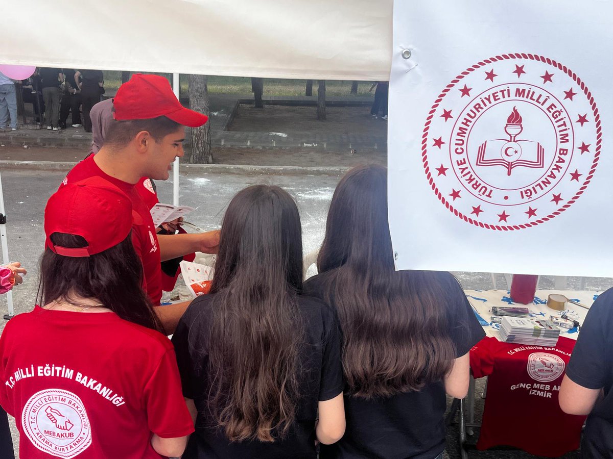 mebakubizmir's tweet photo. Karabağlar Cumhuriyet Anadolu Lisesi’nde gerçekleştirilen Bahar Şenlikleri kapsamında, GENÇ MEB AKUB İzmir ekibi olarak afet farkındalığı standımızla yer aldık.
@Yusuf__Tekin
@bilalmacit
@meb_adsp
@MetinTayarer
@izmirilmem
@mebakub https://t.co/9Feg0ecsFy