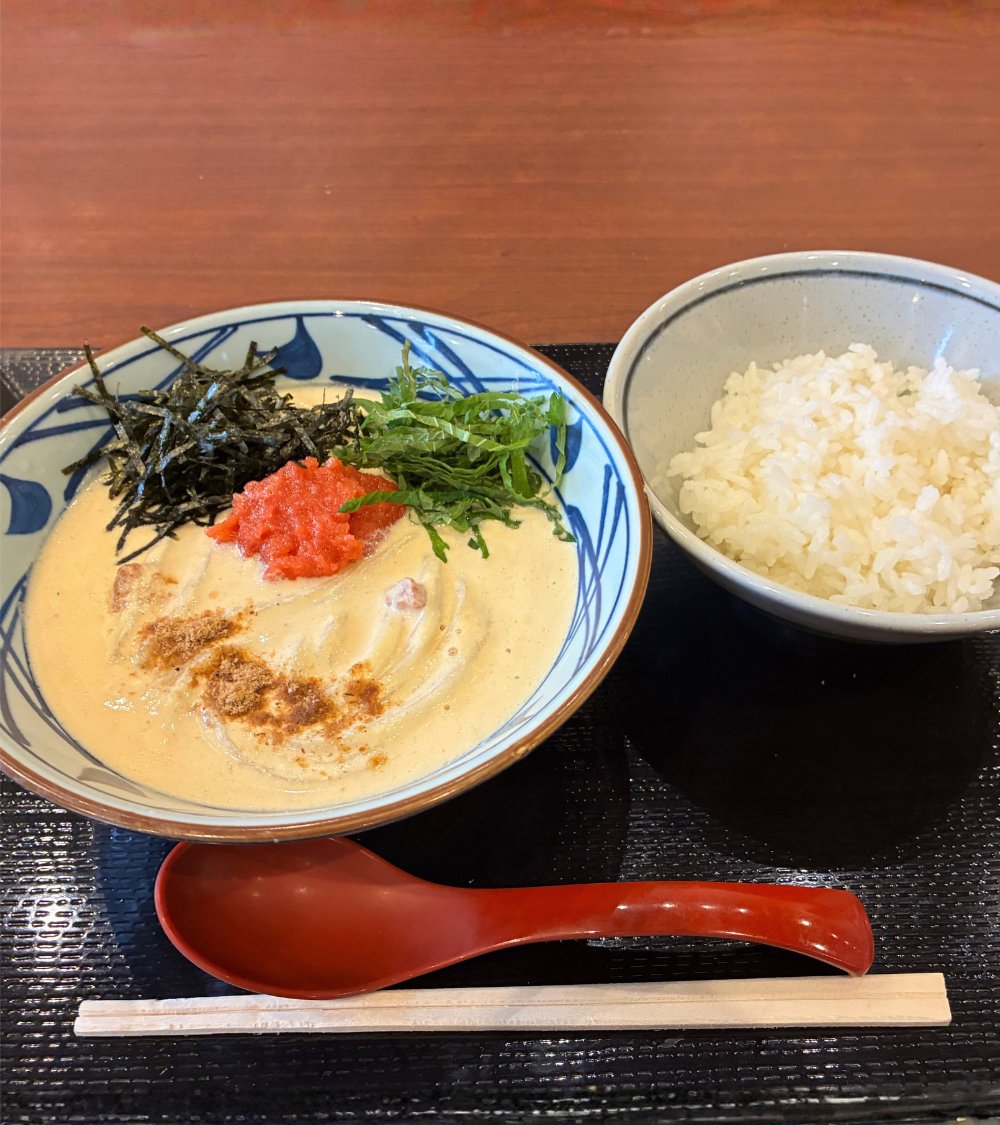 UdonMarugame's tweet photo. #明太クリームうどん のお好きなアレンジについて、多くのコメントをいただきありがとうございました✨

うどんを食べ終わった後のだしに白ごはんを入れると、リゾット風にお楽しみいただけます♪
天かすや青ねぎなどの薬味もアクセントにおすすめ。お好みのアレンジを探してみてください🥢 #丸亀製麺 https://t.co/82iYHWemQD