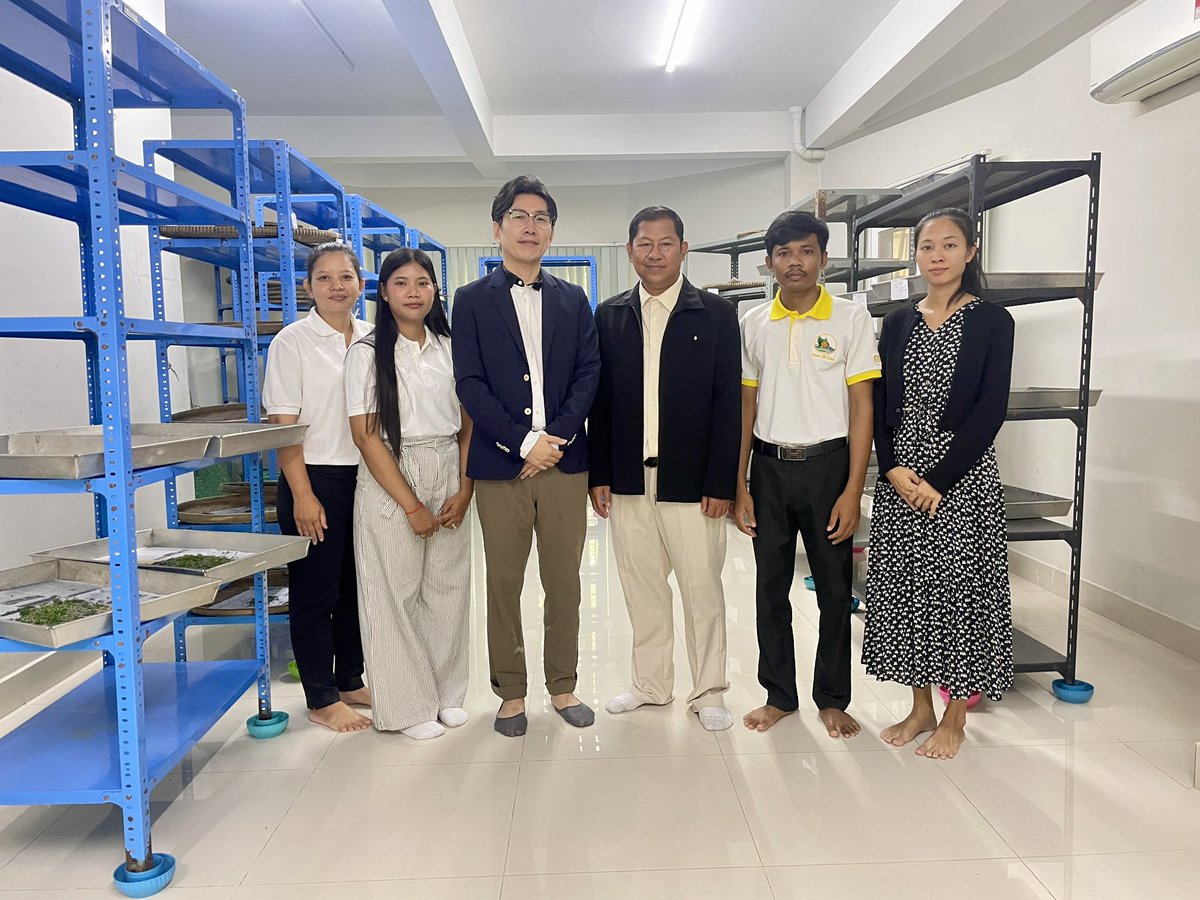 SuiJoh's tweet photo. 【ご報告】SuiJohはカンボジア最高学府・プノンペン王立大学（RUPP）と、伝統のゴールデンシルクを用いた独自の新素材に関する、3年間のMoAを締結しました。
アパレルの枠を越え、カンボジアに世界を驚かせる『新しい産業』を創るプロジェクトが��動します。
(1/2)👇 https://t.co/qFpEDkqXgl