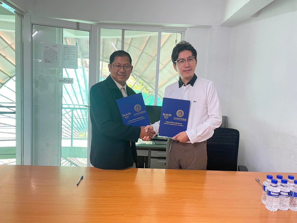 SuiJoh's tweet photo. 【ご報告】SuiJohはカンボジア最高学府・プノンペン王立大学（RUPP）と、伝統のゴールデンシルクを用いた独自の新素材に関する、3年間のMoAを締結しました。
アパレルの枠を越え、カンボジアに世界を驚かせる『新しい産業』を創るプロジェクトが��動します。
(1/2)👇 https://t.co/qFpEDkqXgl
