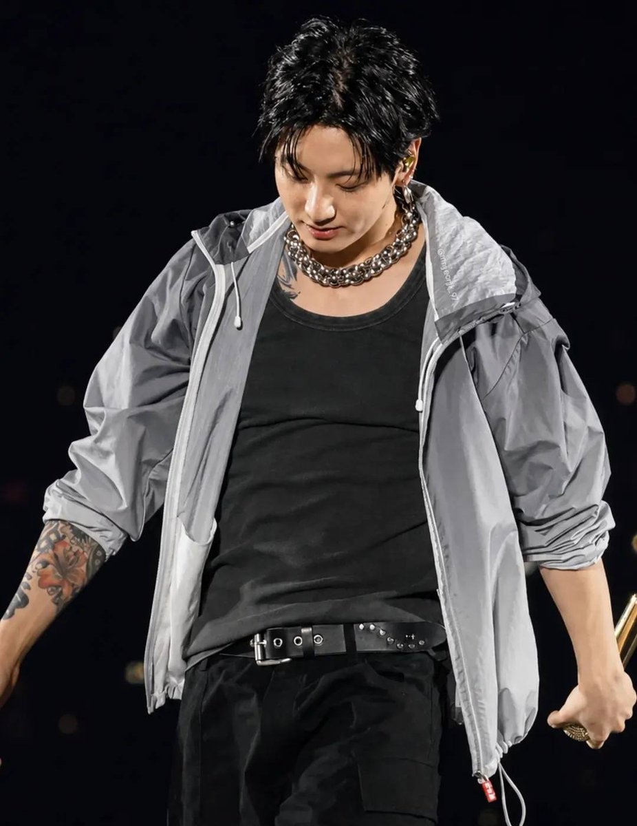 dailyjkpraise's tweet photo. Jungkook is so BUFF omg and his tattoos https://t.co/CdlEdV54DJ