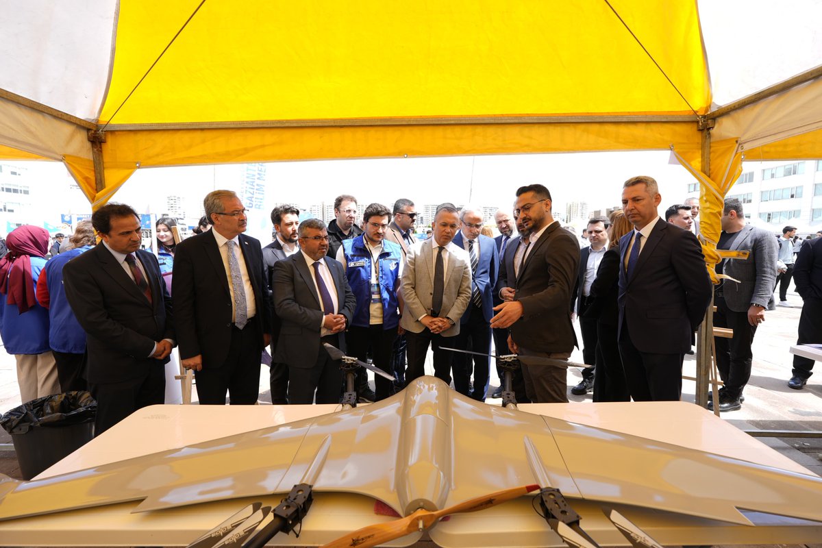 gantepvaliligi's tweet photo. Valimiz Kemal Çeber, Gaziantep İslam Bilim ve Teknoloji Üniversitesi ev sahipliğinde düzenlenen T3 Vakfı Proje Pazarı programına katıldı.🚀

Geleceğin teknoloji dehalarıyla bir araya gelerek yenilikçi projeleri yakından inceleyen Valimiz, milli teknoloji hamlemizin mimarı olacak genç mucitlerimize çalışmalarında başarılar diledi. 🚀🇹🇷
#MilliTeknolojiHamlesi #T3Vakfı #Gaziantep