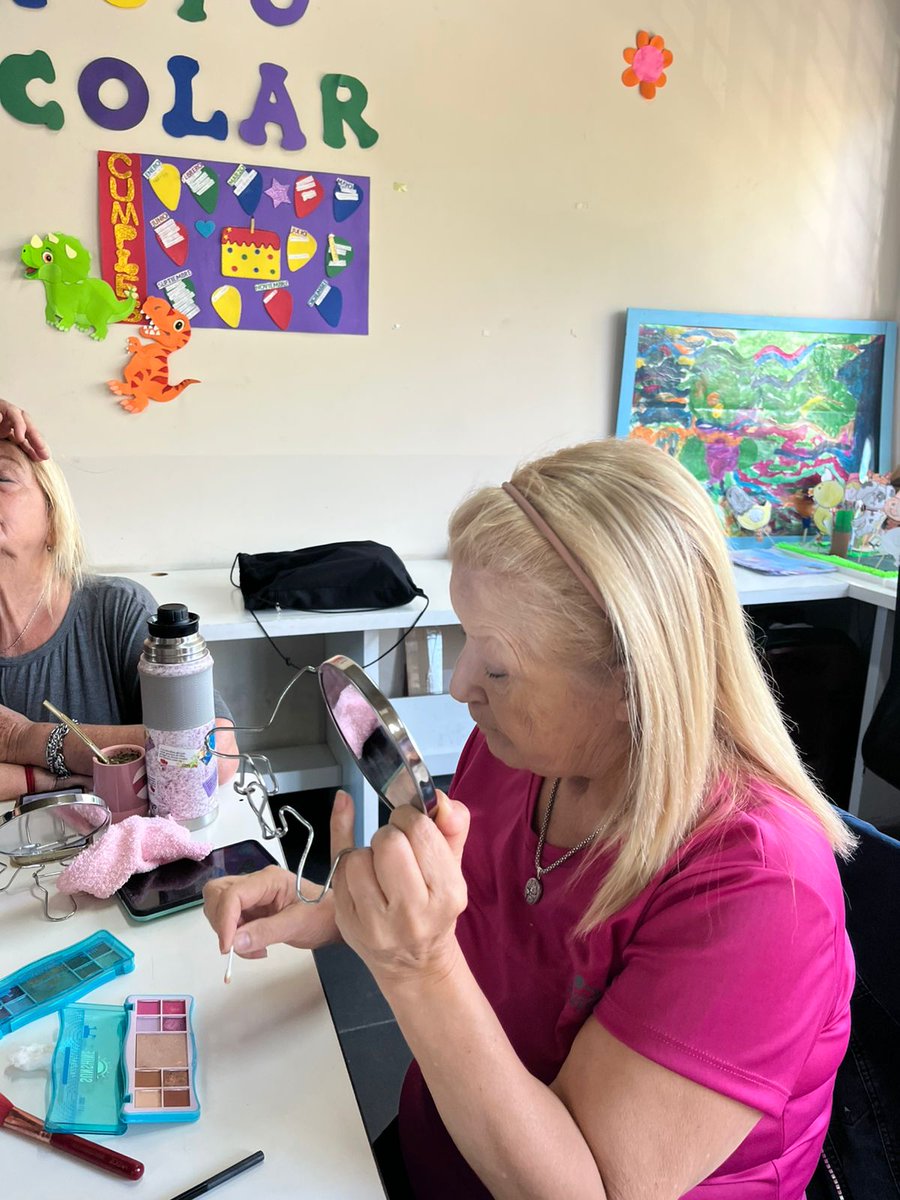 RacingSolidario's tweet photo. Taller de automaquillaje con Sandra en el Centro Comunitario Haciendo Ruido de Barracas 🤍

El Centro tiene como objetivo consolidar un espacio comunitario de convivencia y socialización dirigido a niños, niñas, adolescentes y adultos en situación de vulnerabilidad social. https://t.co/A7hla7yqYB