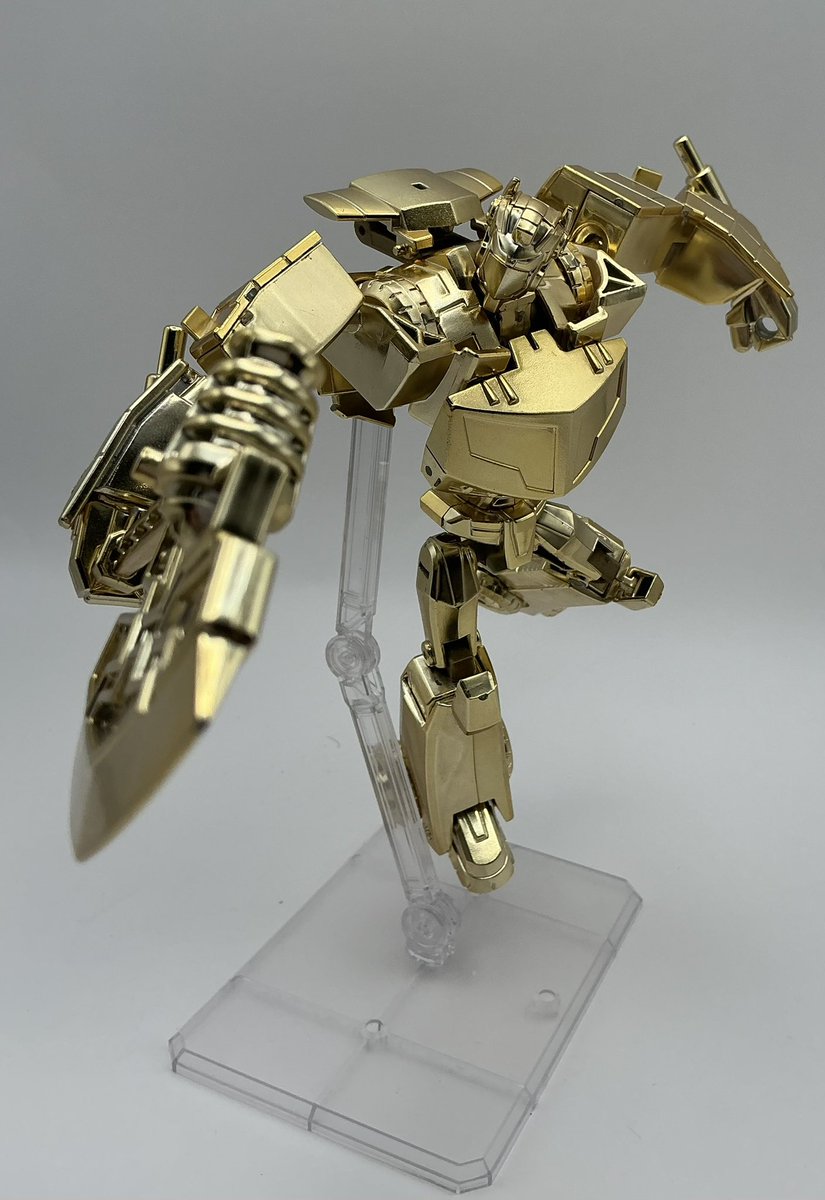 オクで手に入れたアニメイテッドオプティマスプライムゴールドバージョン
この型は文句なしの傑作
でも変形させるの怖かった! 