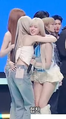 tetsukiru's tweet photo. suhyeon and lily hug!!!
also congrats on winning 1st place nmixx https://t.co/2yw5GWIsfn