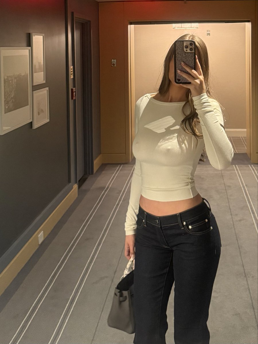 anastasiaelle1's tweet photo. Idk can you see my nips in this top? https://t.co/IeKAIRTj2S