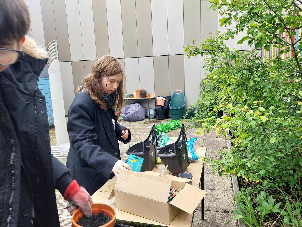 StChrisPathways's tweet photo. Our Foundation Pathways roof garden is now officially open for the summer! 🌿☀️

Students have been working together as a team to prepare the space and will now begin growing their own organic fruit, herbs and flowers. 🍓🌸🌱

[1] https://t.co/fYUxgZ8moQ