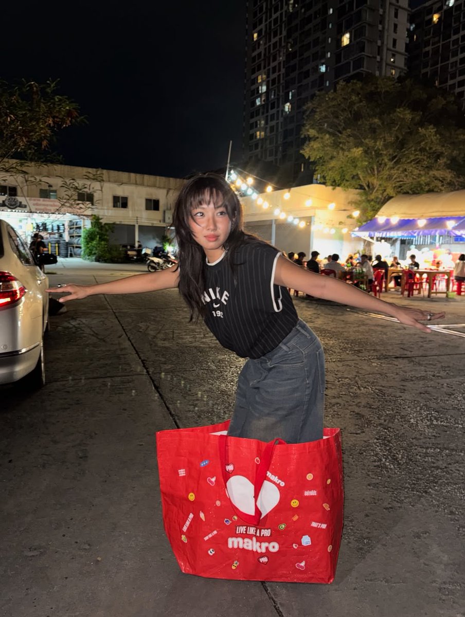 MILLITHFANS's tweet photo. 🐹 260521 phuckitol IG POST 💘

" มีกระเป๋า Makro ไว้ช้อปอย่าง PRO 👜✨ "
#2 

— #makroMILLI 
#มิลลิ #MILLI #YUPP
#แม็คโคร #makropro #ชีวิตอย่างโปร #LiveLikeAPRO https://t.co/ptIVIBvjrw