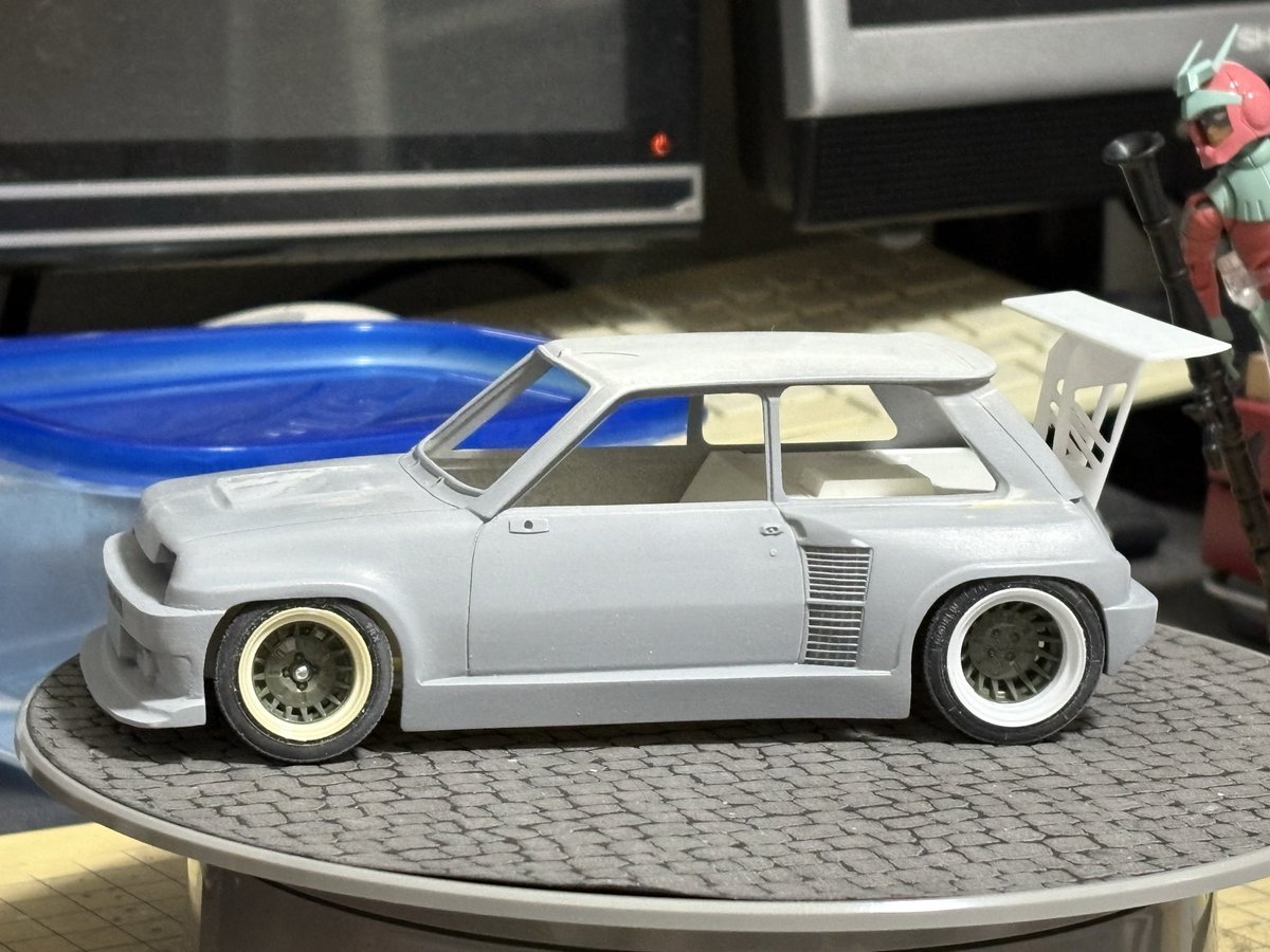 who324's tweet photo. タミヤ1/24ルノー5ターボ

リップスポイラー、サイドステップ、フロントエアダクト、リアウィング、ようやくカタチになりました。。次回はサフ吹いて塗装やけど、どんなカラーにするかまだ決めてない。😅
#カーモデル
#タミヤ
#ルノー5ターボ https://t.co/PpXQTF88AL