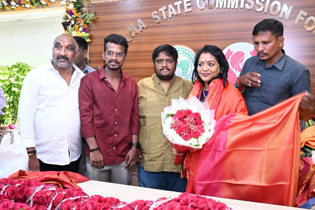 aakashvarma112's tweet photo. Honored to meet and felicitate @gadwalvijayainc Garu on her oath ceremony as Chairperson of the Telangana State Women's Commission🎉🎊
#CongressWave #CongressRising #Congress #tweet https://t.co/A2qg9oBCHC