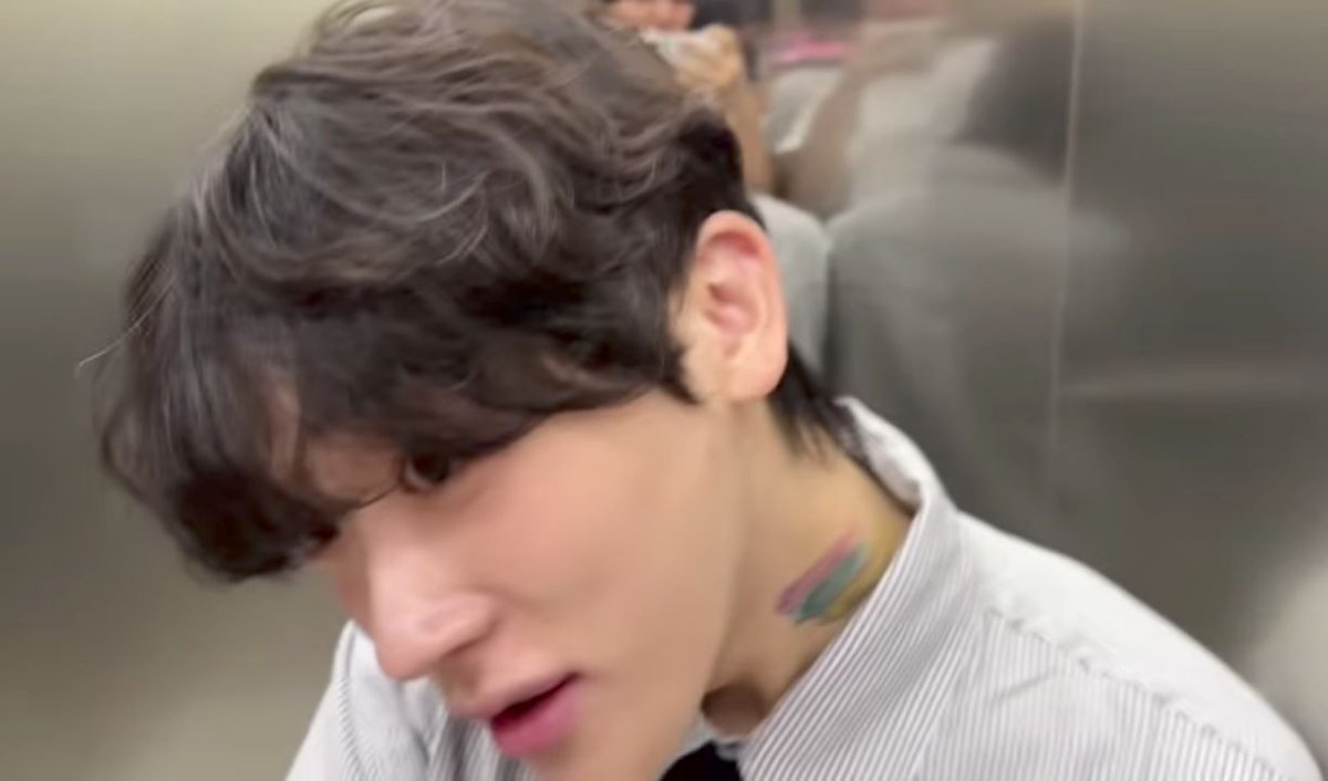 nennylu4's tweet photo. 6:52 Seongho peeking at Junseong's armpits 😂😂 https://t.co/yzK2JUq3oG