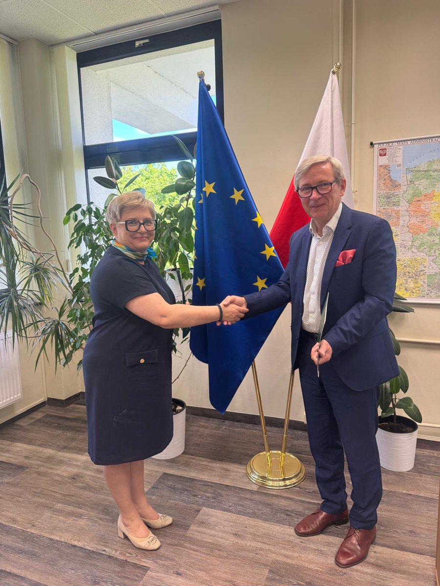 WIOSPoznan's tweet photo. Siedziba WIOŚ w Poznaniu była dziś miejscem ważnego spotkania. 
Pani Joanna Kokot-Ciszewska, Wielkopolski Wojewódzki Lekarz Weterynarii oraz Pan Leszek Kurek, Wielkopolski Wojewódzki Inspektor Ochrony Środowiska, złożyli podpisy pod porozumieniem o dalszej współpracy. https://t.co/YC9HbTEdHI