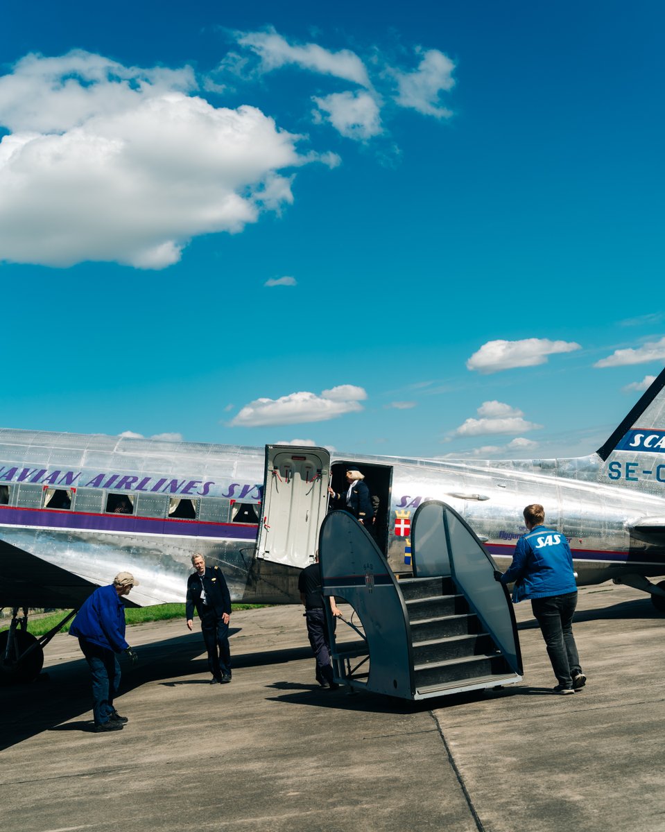 SAS's tweet photo. She flew over Normandy on D-Day. She joined SAS in 1948. Yesterday she flew again.

Meet Daisy, the 1943 DC-3 we celebrated our 80th anniversary alongside at Stockholm Västerås Airport. 

Some stories never get old. ✈️🇸🇪🇩🇰🇳🇴

#flySAS #SAS80Years #DC3 #AviationHistory https://t.co/KirEx9Stv9