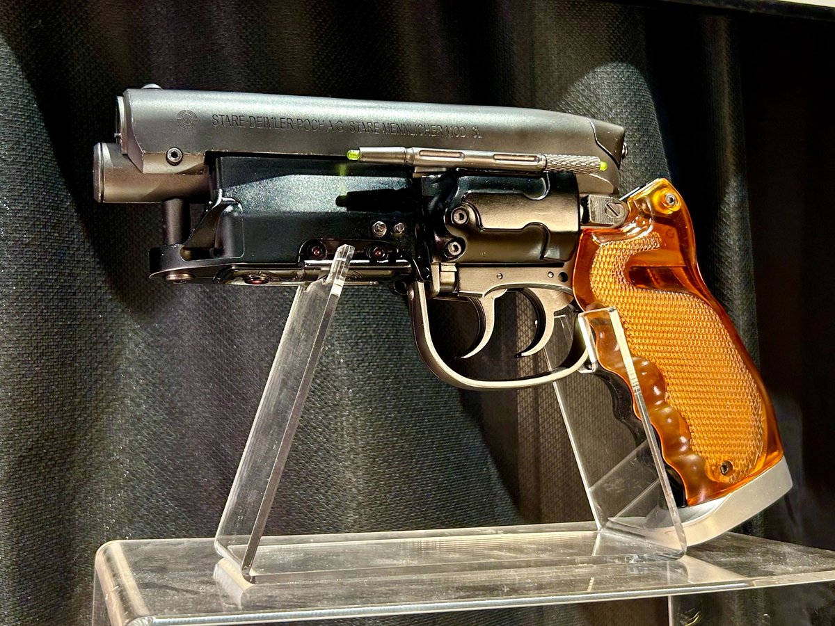 mamegyorai_jp's tweet photo. 【サンプル情報】
ベルファインより発売の映画『ブレードランナー2049』関連のプラモデルキット。こちらの原型サンプルを豆魚雷高円寺店にて展示中です。
注目の「デッカードのブラスター」や、今後受注予定の「ポリススピナー」等、ぜひ店頭でご確認ください。
受注ページ➡https://t.co/KO1owRW1Sa https://t.co/Uqn1RKUoSO
