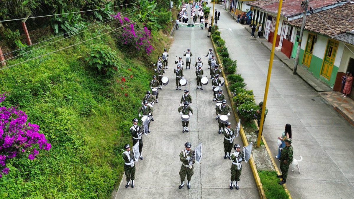 Ejercito_Div5's tweet photo. El Batallón de Montaña N.°8, se unió a la conmemoración de los 124 años de aniversario del municipio de Pijao, #Quindío. 

Los soldados de esta unidad militar, seguirán #ProtegiendoElTerritorio cordillerano y permanezca allí, la tranquilidad para sus habitantes. 
#OctavaBrigada https://t.co/75jHiHXqsL