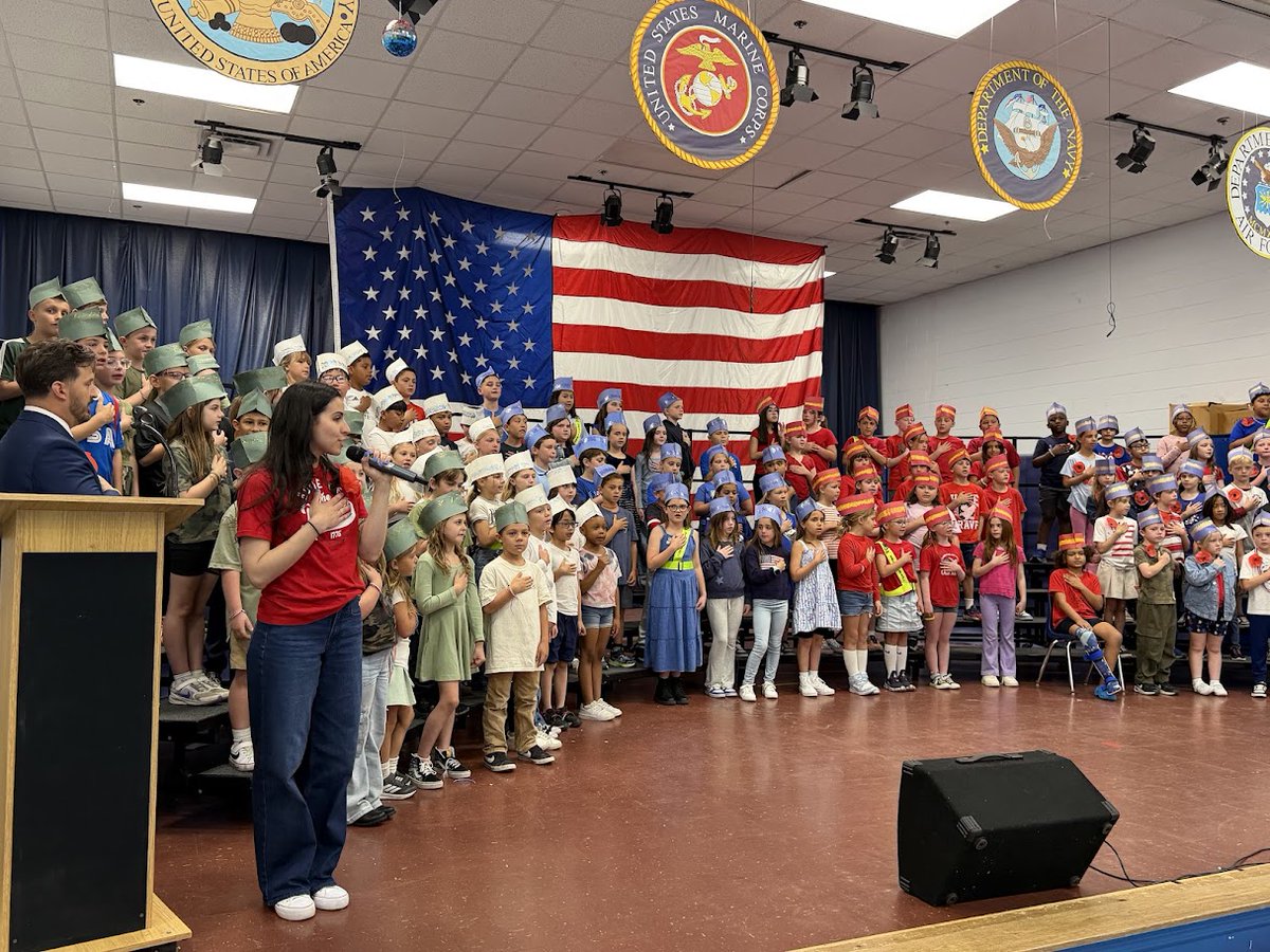 gchidiac211's tweet photo. Thank you all of the men and women who have served and continue to serve our country! Another amazing Support our Troops event. Great job to the Ocean Acres staff and students! @StaffordTwpEd #studentsfirst https://t.co/iIRy6Mq38E