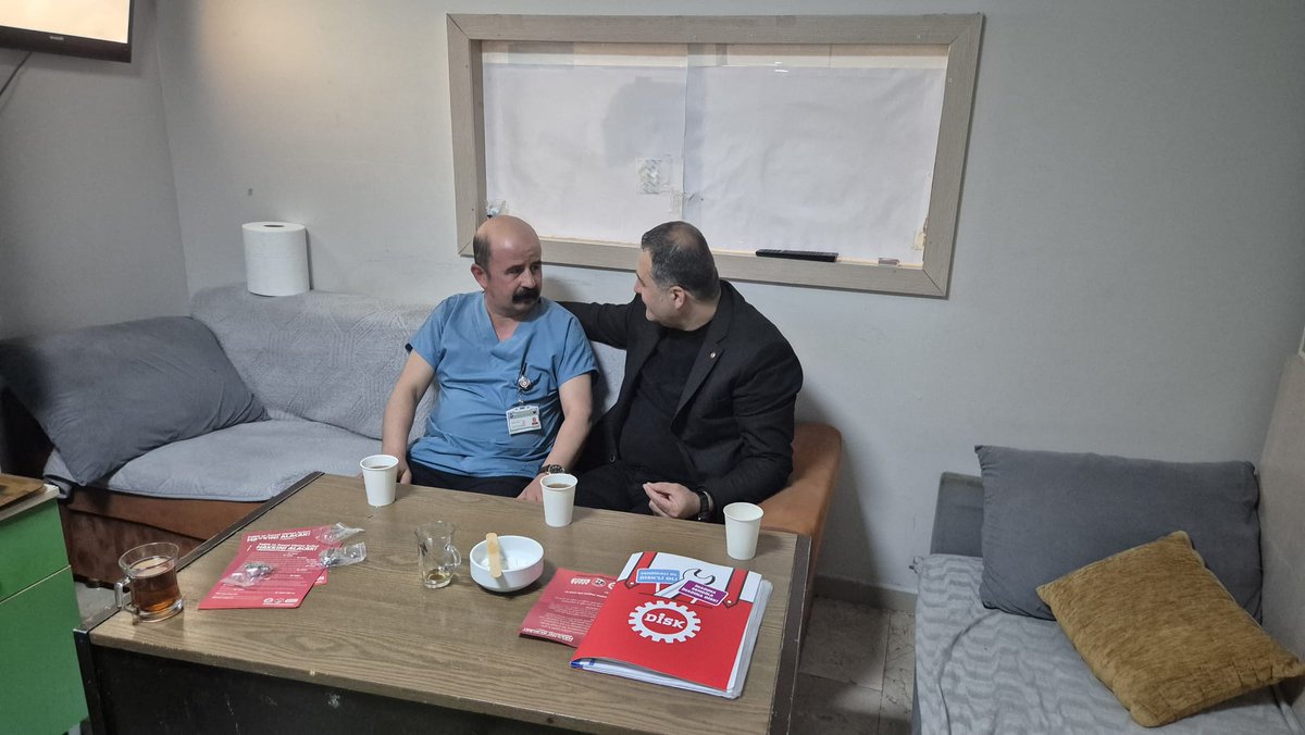 DevrimciSaglik's tweet photo. 📌 VAN
Genel Başkan Yardımcımız Ümit Umdu'nun katılımıyla 
Van Yüzüncü Dursun Odabaş Tıp Merkez'inde  sağlık işçileri ile bir araya geldik.  
Sağlık ve sosyal hizmet işçileri hakkını alacak!
DİSK varsa umut var! https://t.co/5dGnSs5oWC