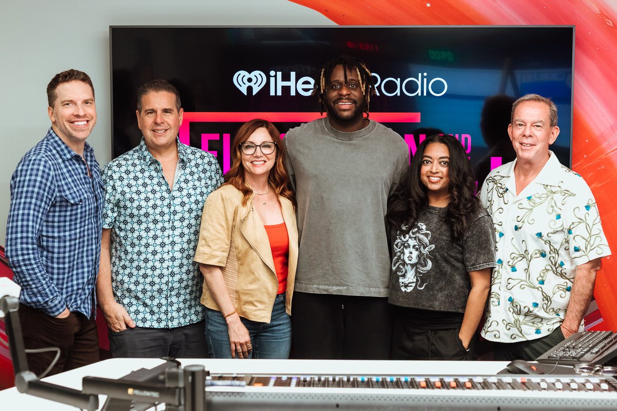 ElvisDuranShow's tweet photo. WE LOVE @MylesSmithUK and cannot wait for his new album! 🌟

Watch the full interview here: https://t.co/GWxuUOP7WW

#MylesSmithOnElvis

📸: Rachel Kaplan https://t.co/w1Zbg2Z43T