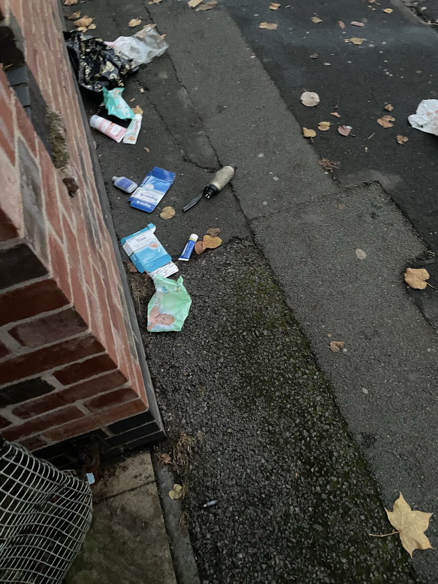 LU2odnn's tweet photo. On my way home 🤬 Just a snapshot of the rubbish on my street . 
Who do they expect to pick this up?
Let’s take better care of where we live  🚮 https://t.co/SkI0JUbYoF