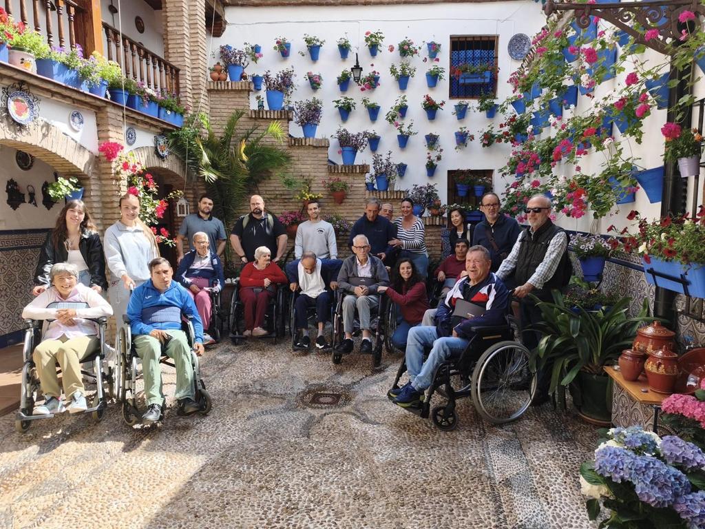 casa_asis's tweet photo. En esta ocasión nos vamos de visita a los Patios de Córdoba con nuestra residencia de Gravemente Afectados. Gracias a todo el voluntariado por hacerlo posible. https://t.co/8gOWvEhrZJ