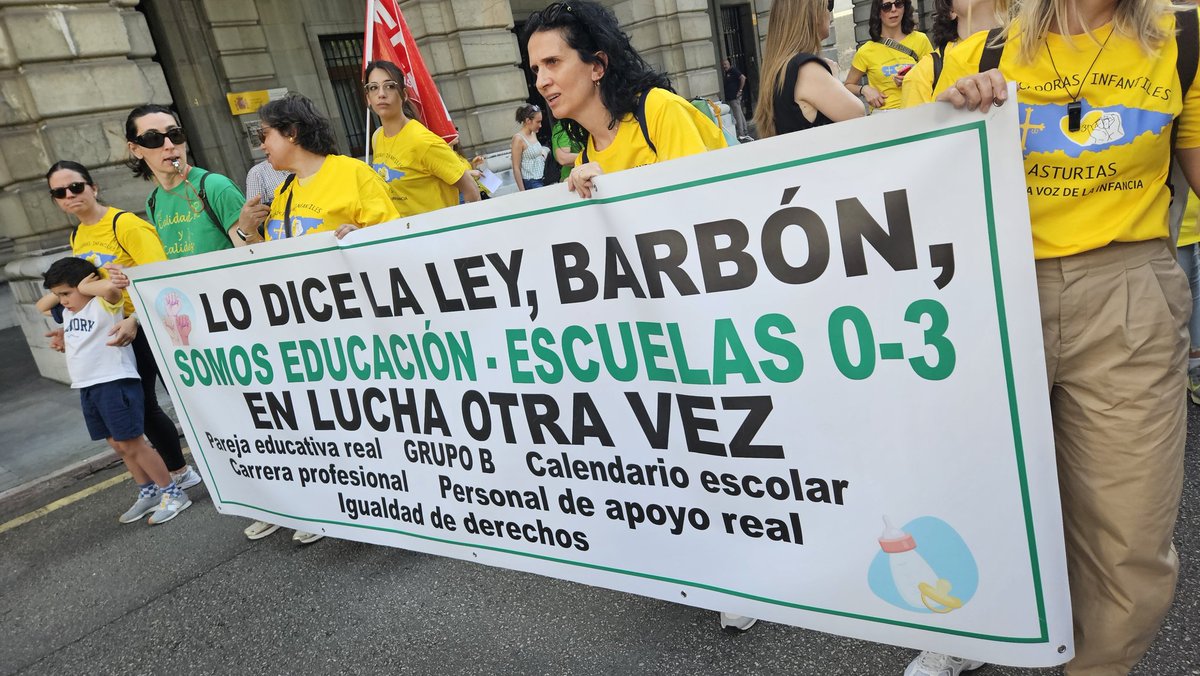 DiegoRuizdelaP's tweet photo. Las educadoras de 0 a 3 en Asturies vuelven a salir a la calle.
14 jornadas de huelga y un conflicto que dura más de 2 años, desde que el presidente Barbón anunció su proyecto estrella que va camino de convertirse en estrellado.
Estabilización e integración ya! O todas o ninguna! https://t.co/dNucSaR3yh
