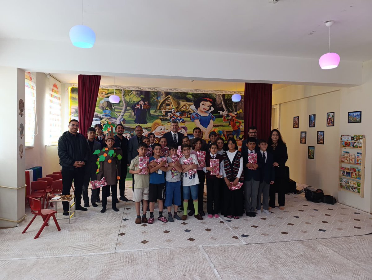 diyadinmem's tweet photo. Şehit Polis Gökhan Kirazlı Ortaokulunda Masal Sınıfı'nın açılışı, İlçe Kaymakamımız Sn. Furkan KORKUSUZ'un katılımıyla gerçekleştirildi. Programa İlçe Milli Egitim Müdür Vekilimiz Sn. Nurullah İNANÇ da katılım sağladı. https://t.co/EECVggXI1B