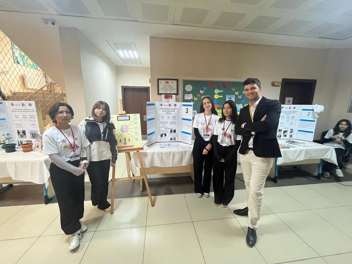 AkkusLisesi's tweet photo. Akkuş Anadolu Lisesi’nde düzenlenen TÜBİTAK 4006-A Bilim Fuarı’nda öğrencilerimizin projeleri büyük beğeni topladı.

Emeği geçen öğretmen ve öğrencilerimize teşekkür ederiz. https://t.co/RRRDe8ezjB